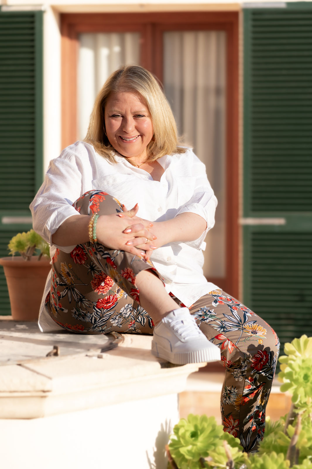 mallorca-business-retreat-frau-sitzend Birgit – authentisches Portrait für den Über-mich-Bereich auf der Startseite